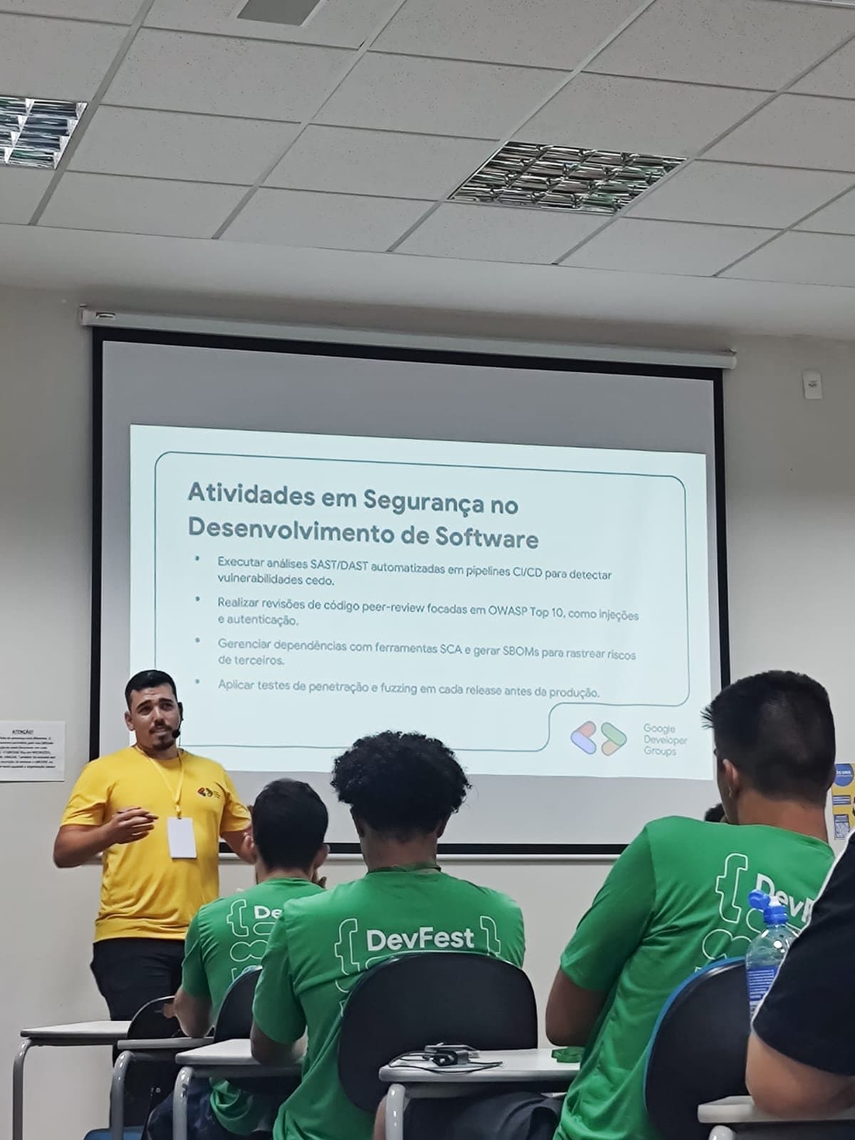 João Camilo palestrando sobre segurança no desenvolvimento de software no GDG Varginha 2025